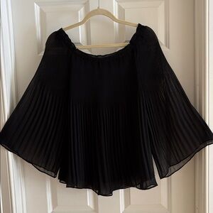 MAX STUDIO PLEATED TOP. CAN BE WORN ON OR OFF SHOULDERS. SZ M. BARELY WORN!